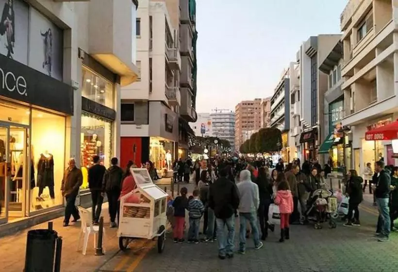 Hotelli Zouglas App Guesthouse