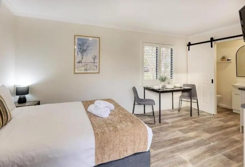 Hotelli Deniliquin Riverside Caravan Park