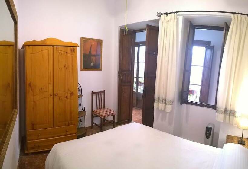 هتل Casa Patio De La Vega