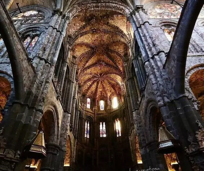 هتل Hostal Dona Juana