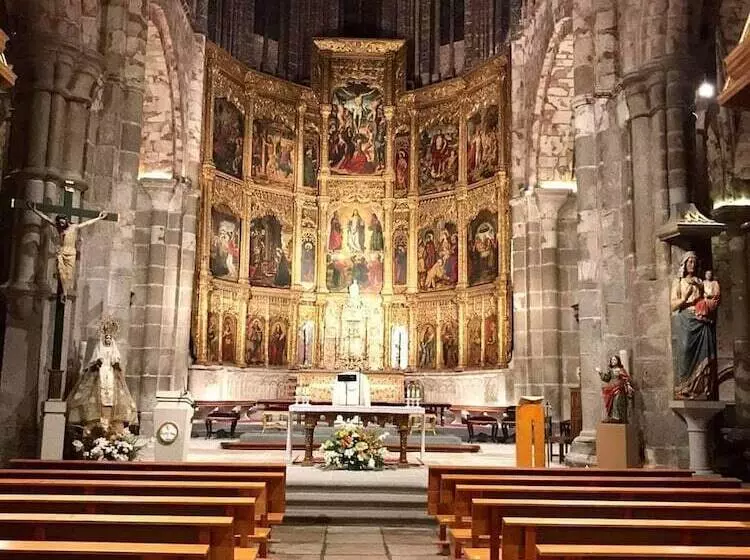 هتل Hostal Dona Juana