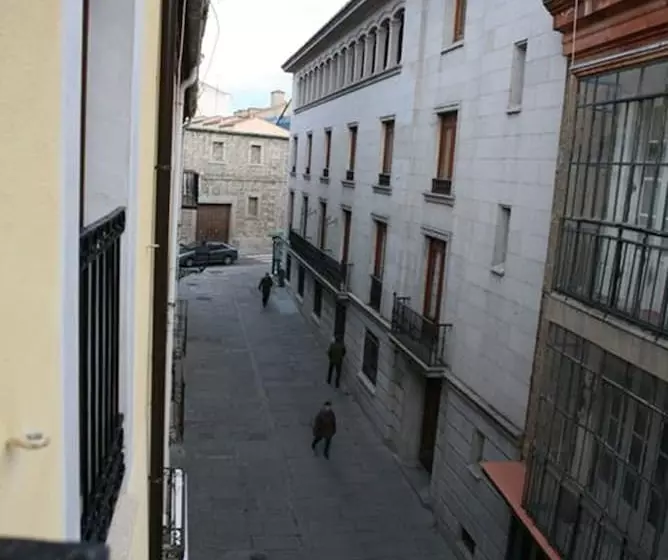 هتل Hostal Dona Juana