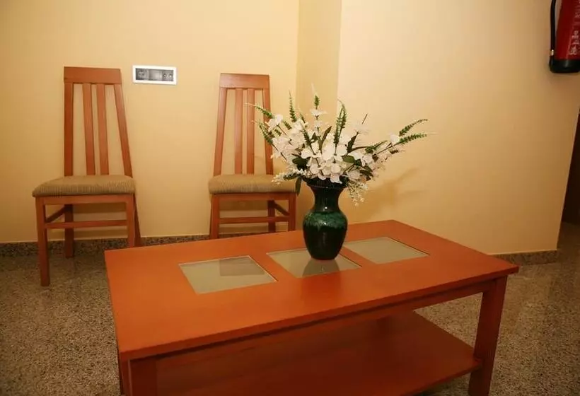 هتل Hostal Dona Juana