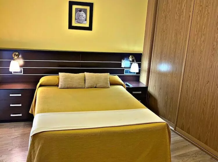 هتل Hostal Dona Juana