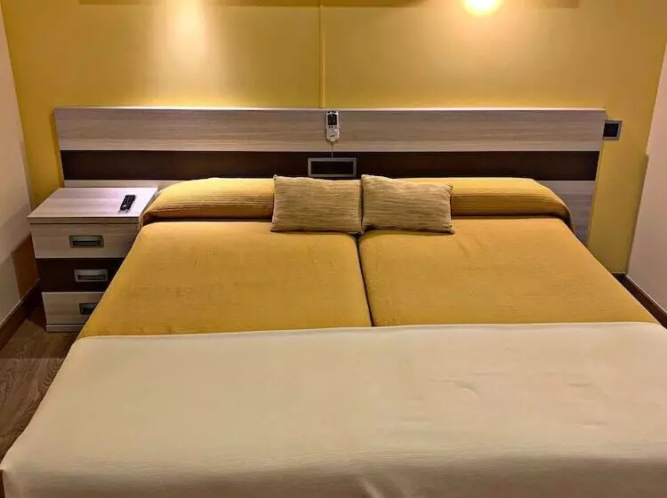 هتل Hostal Dona Juana