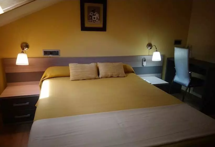 هتل Hostal Dona Juana