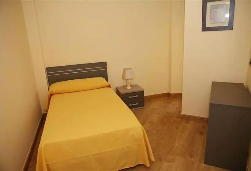 هتل Hostal Dona Juana