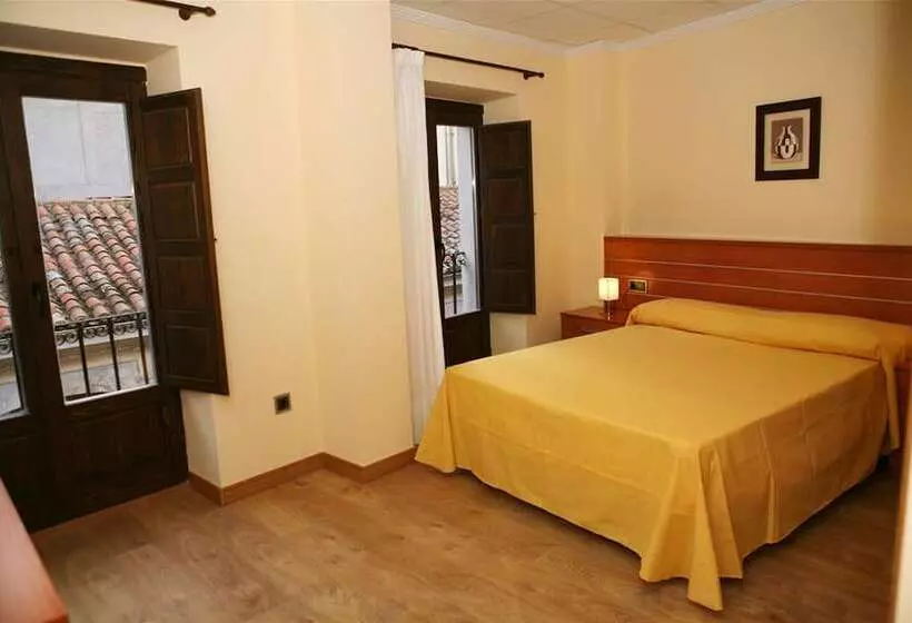 هتل Hostal Dona Juana