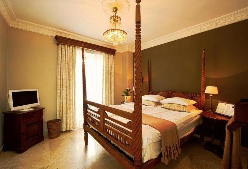 בית מלון כפרי The Town House  Adults Only