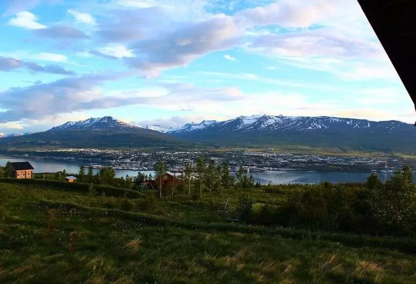 هتل Akureyri Log Cottage