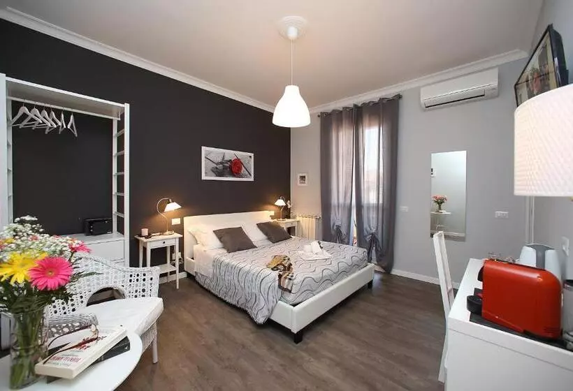 هتل A 2 Passi Dai Musei Luxury Guest House