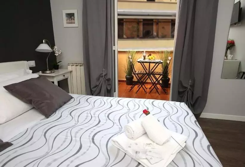 هتل A 2 Passi Dai Musei Luxury Guest House