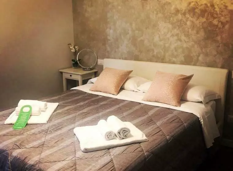 هتل A 2 Passi Dai Musei Luxury Guest House