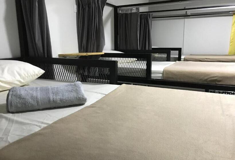 בית מלון כפרי The Good Travelers Hostel Kl Airport