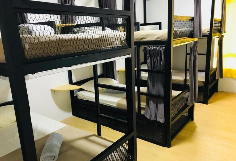 בית מלון כפרי The Good Travelers Hostel Kl Airport