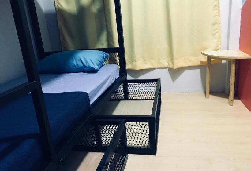 בית מלון כפרי The Good Travelers Hostel Kl Airport