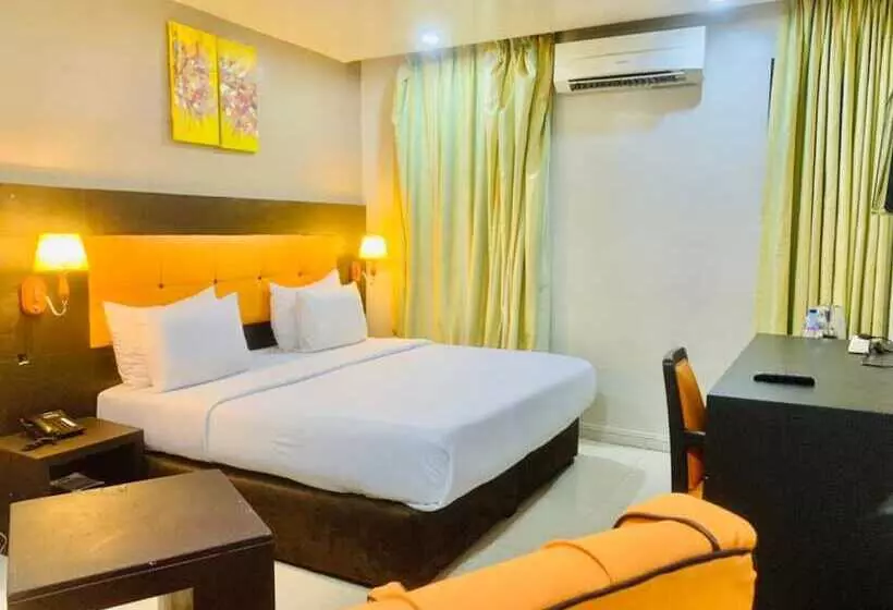 Oakspring Hotel & Luxury Suites