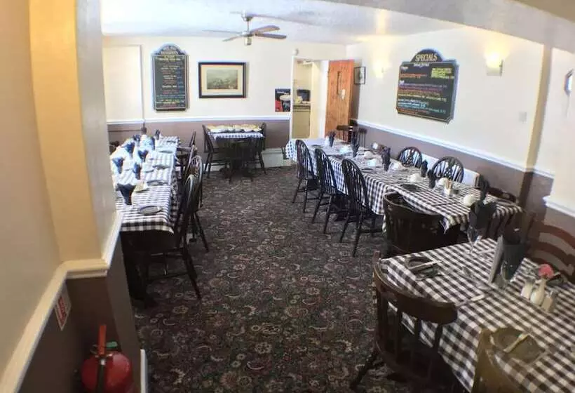 Hotelli The Fox & Hounds Inn