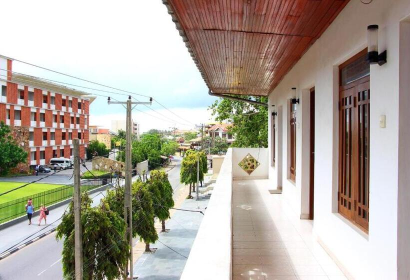 Отель Holiday Guest Inn