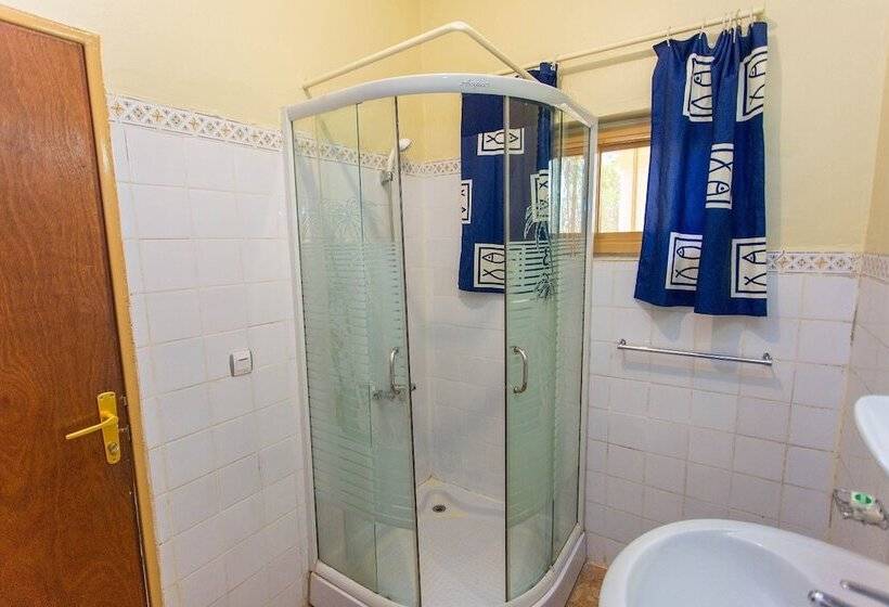 هتل Iris Guesthouse