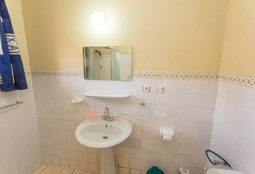 هتل Iris Guesthouse