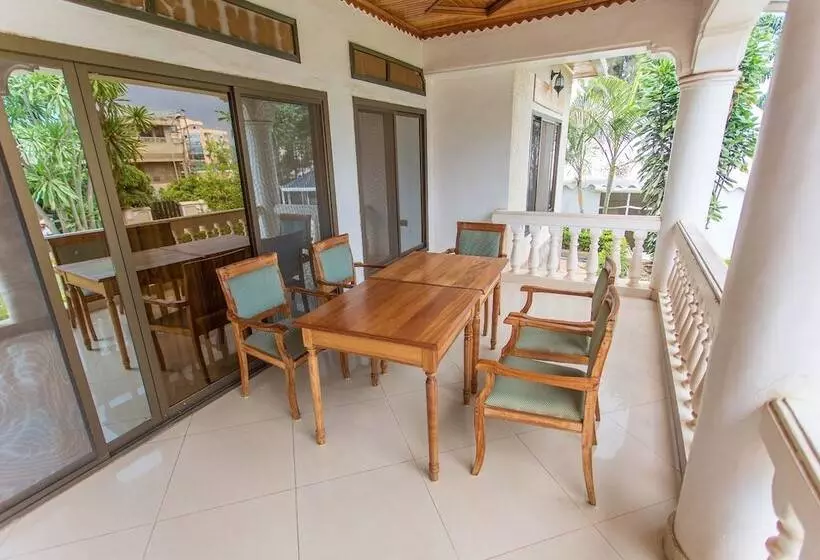 هتل Iris Guesthouse