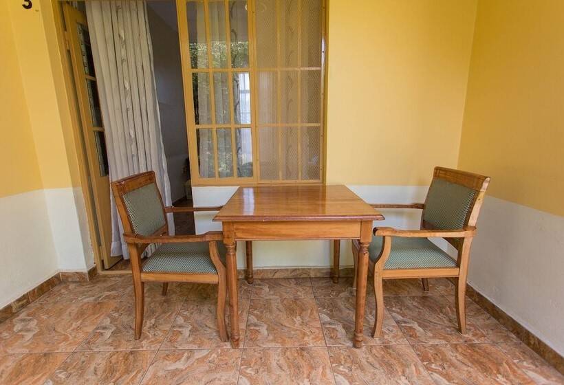 هتل Iris Guesthouse