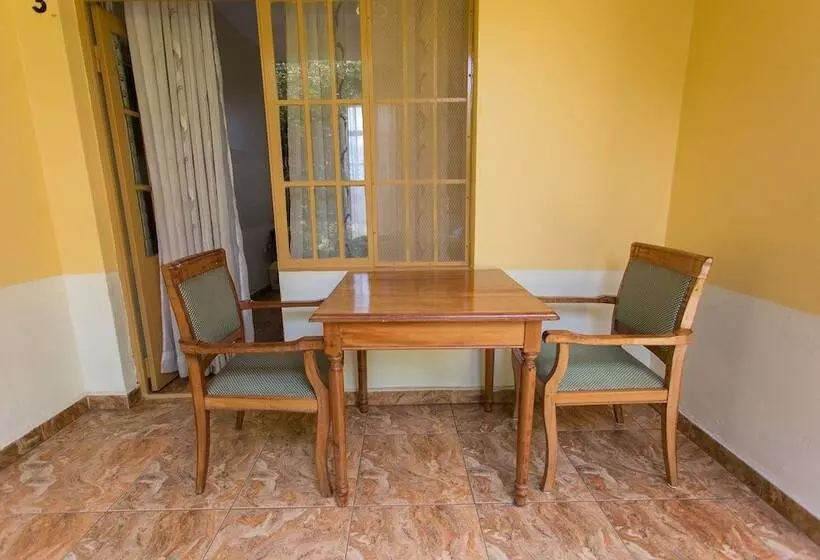 هتل Iris Guesthouse
