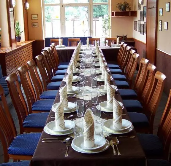 هتل Restaurace A Penzion Garnet