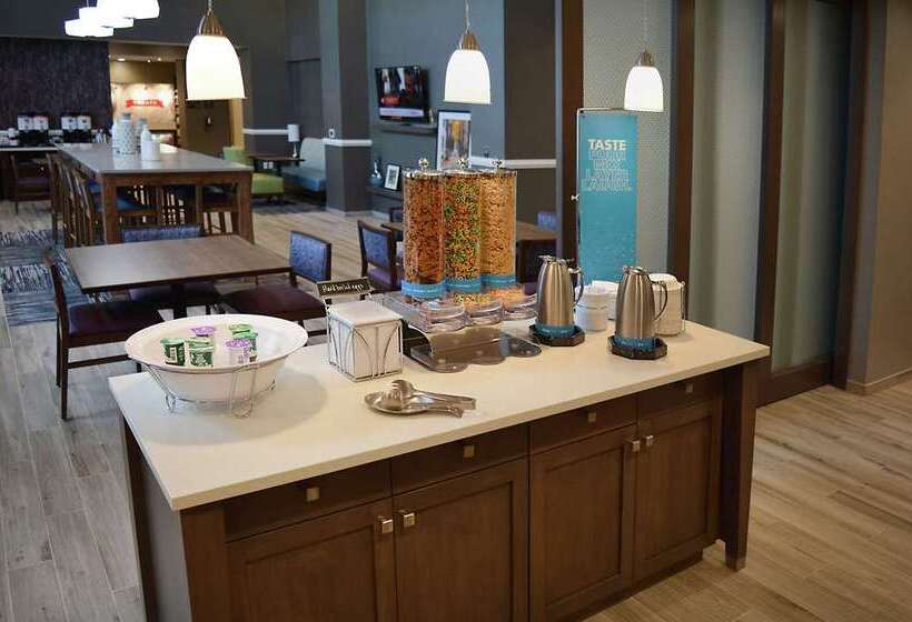 هتل Hampton Inn & Suites Philadelphia/media