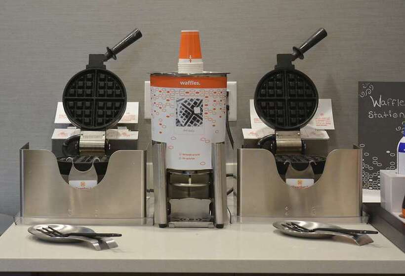 هتل Hampton Inn & Suites Philadelphia/media