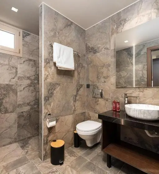 Cove Luxury Suites