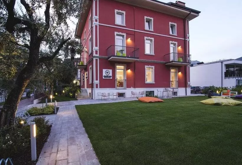 Hotelli Holiday Iv Gardan