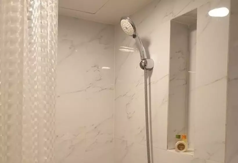 هتل Studio Ekamai