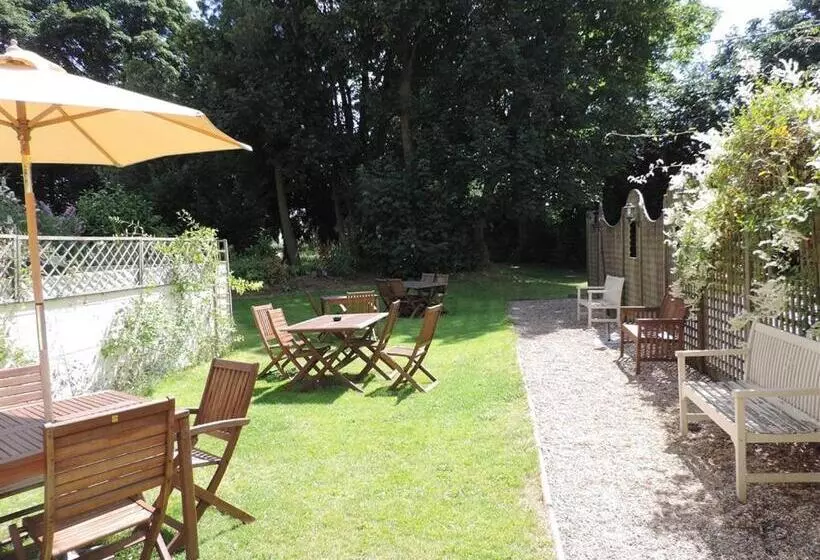 Hotelli The Tollemache Arms