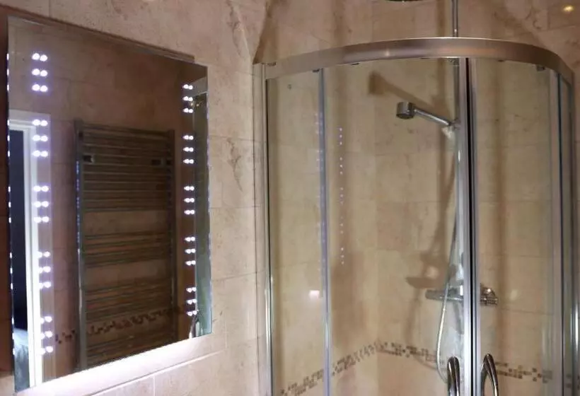 Hotelli The Tollemache Arms