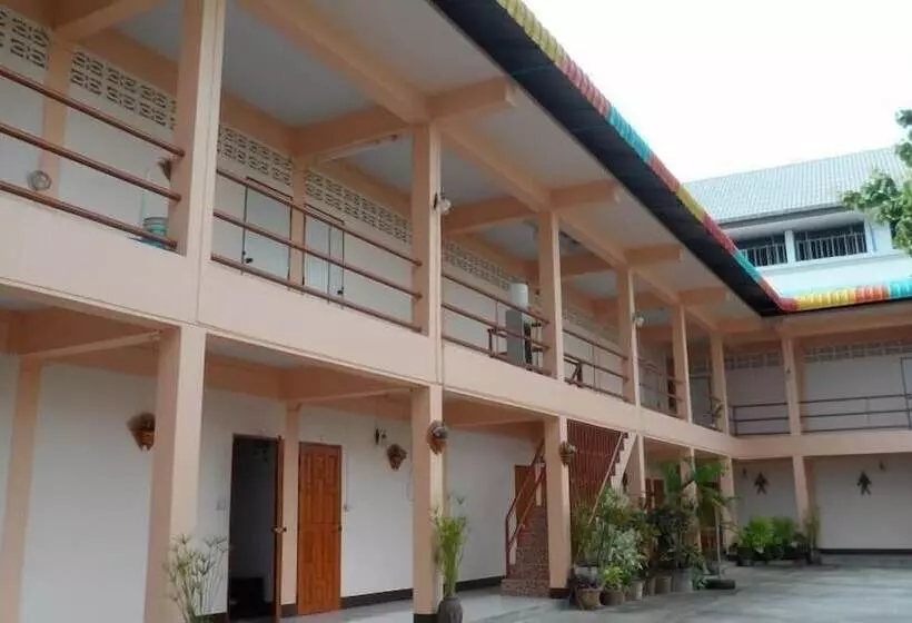 ホテル Puangchompoo Place