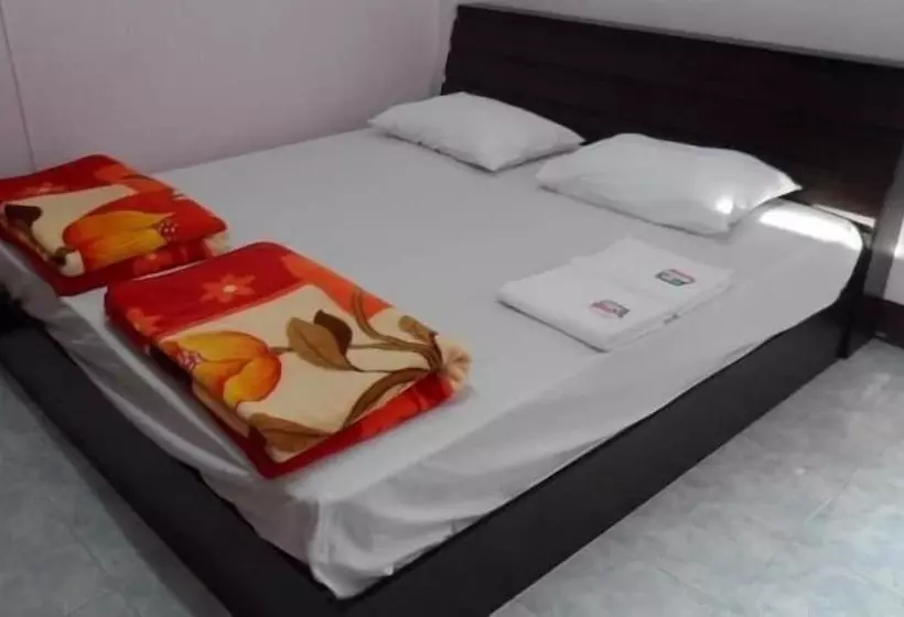 ホテル Puangchompoo Place