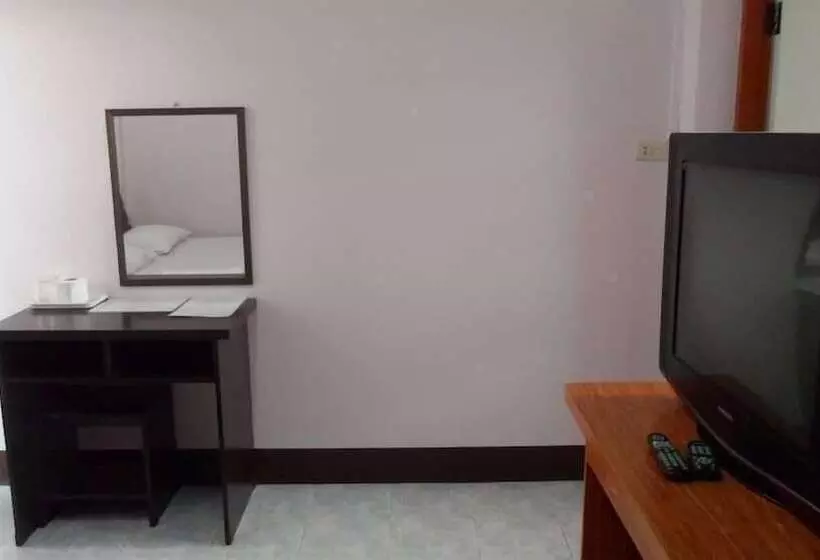 ホテル Puangchompoo Place