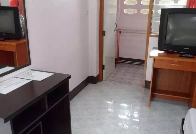 ホテル Puangchompoo Place