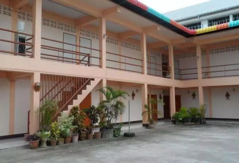 ホテル Puangchompoo Place