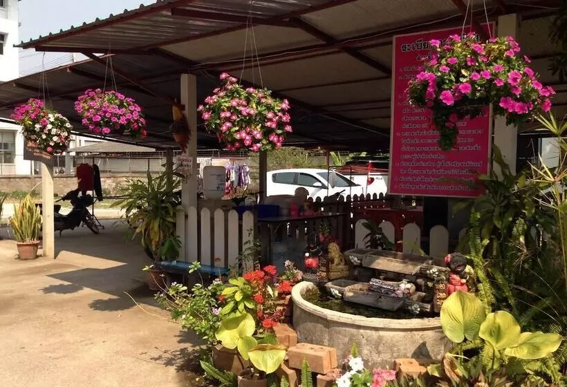 ホテル Puangchompoo Place