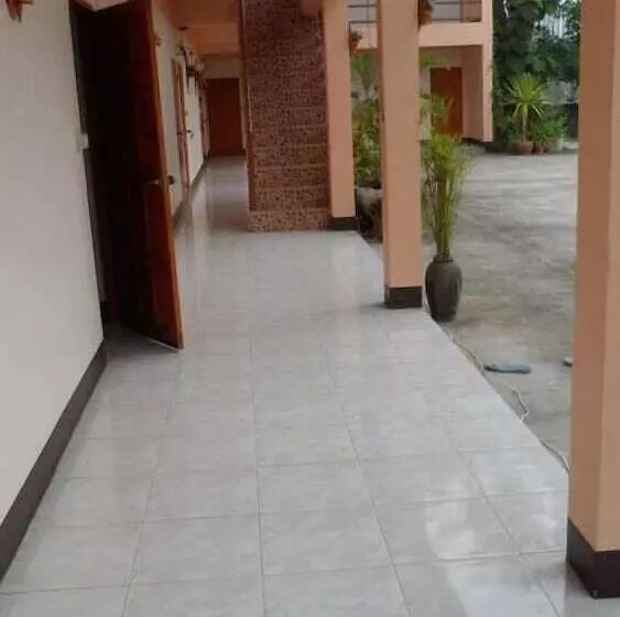 ホテル Puangchompoo Place