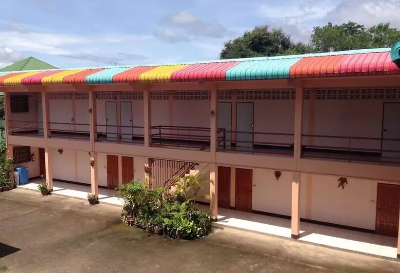 ホテル Puangchompoo Place