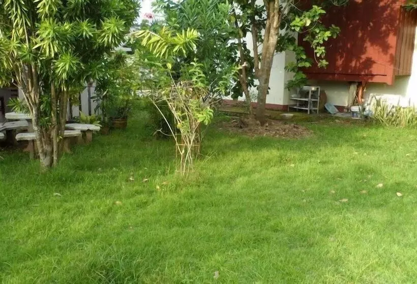 ホテル Puangchompoo Place