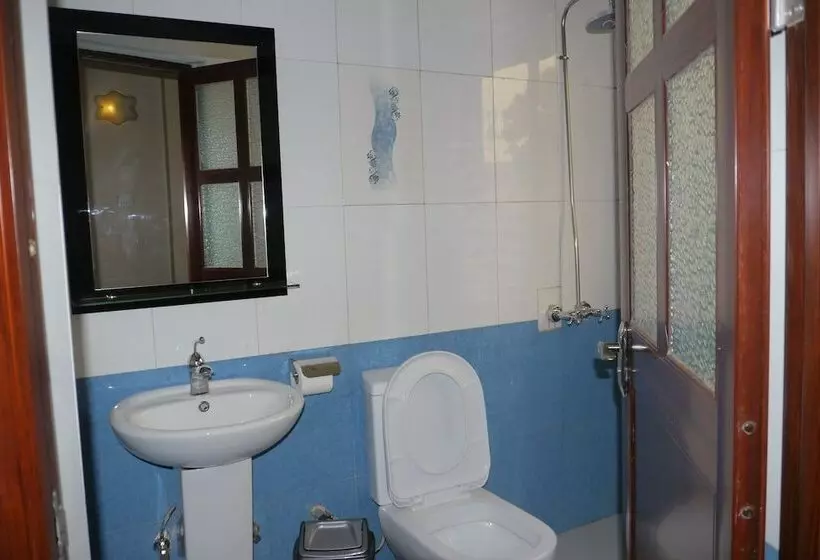 هتل Rosaline Suites