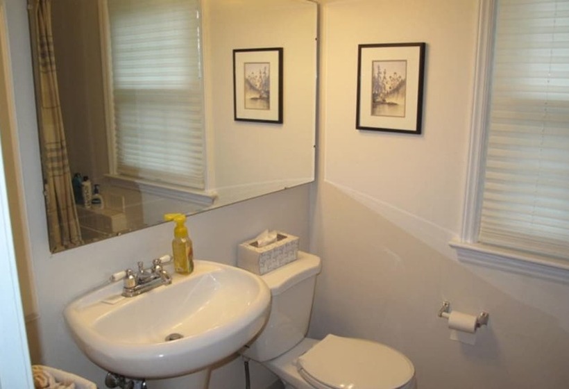 호텔 The Birdhouse Bed & Breakfast