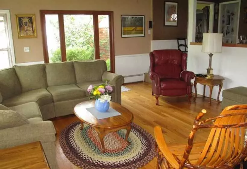 ホテル The Birdhouse Bed & Breakfast
