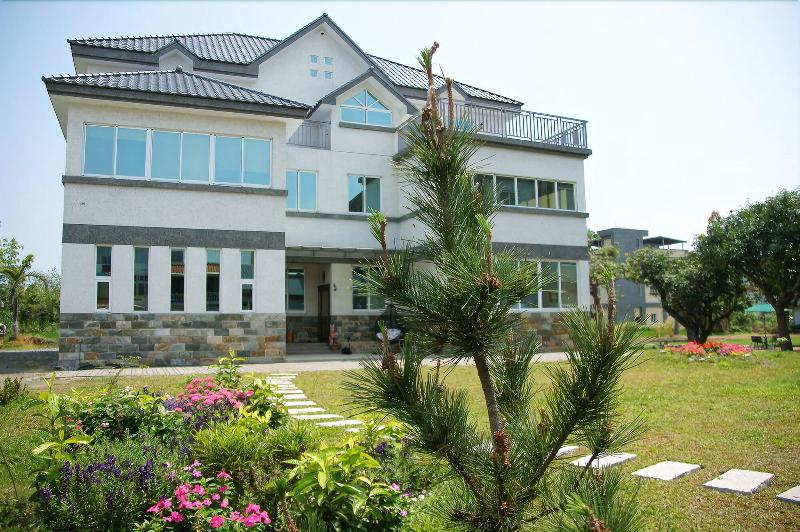 هتل White Pine Village