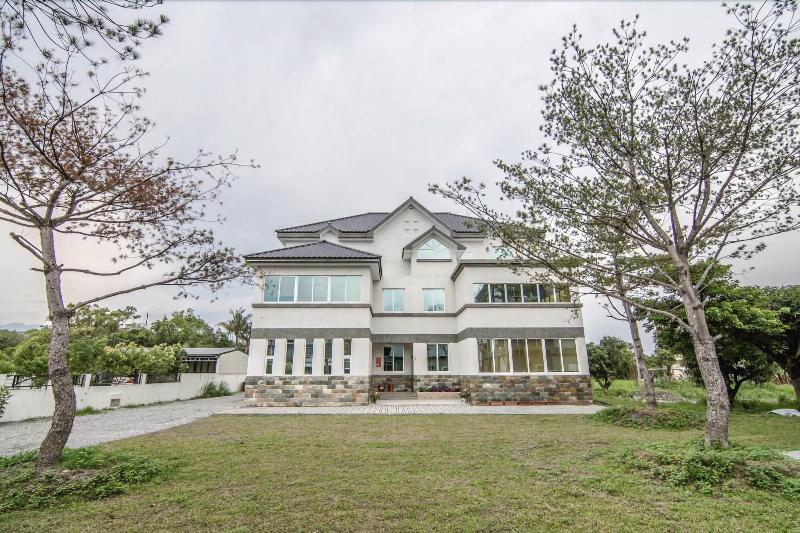 هتل White Pine Village